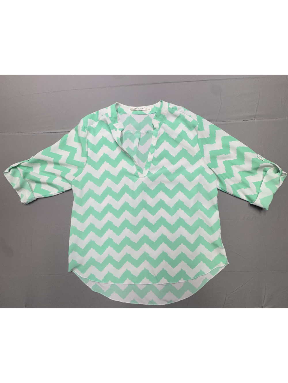 Liberty Love Women XL Blouse Green White Chevron V-Neck Roll Tab Sleeve Top